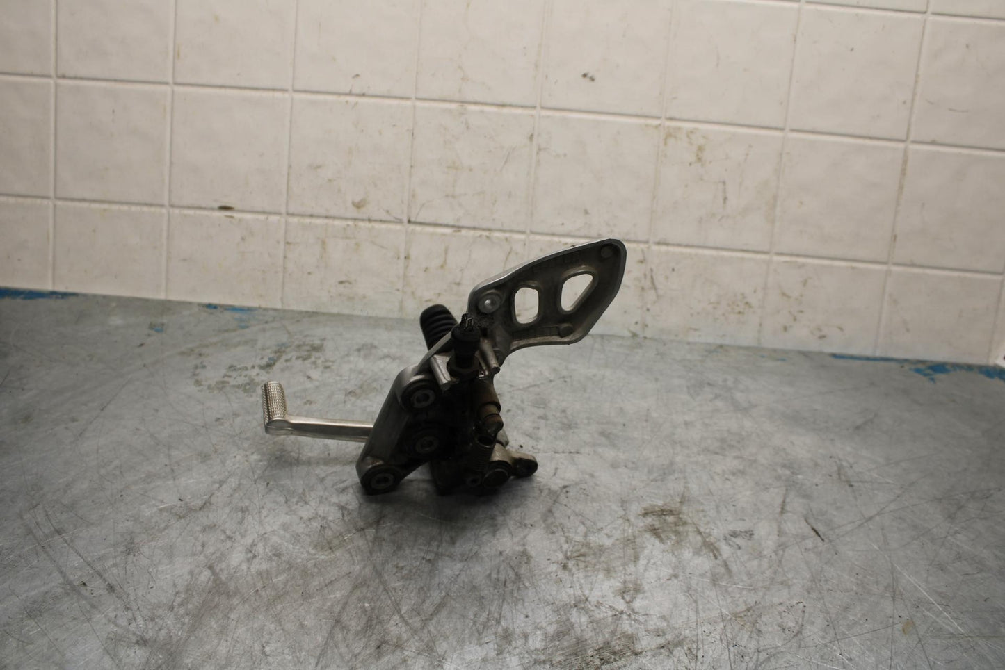 99-07 SUZUKI HAYABUSA GSX1300R RIGHT REARSET REAR SET DRIVER FOOT PEG REST BB426