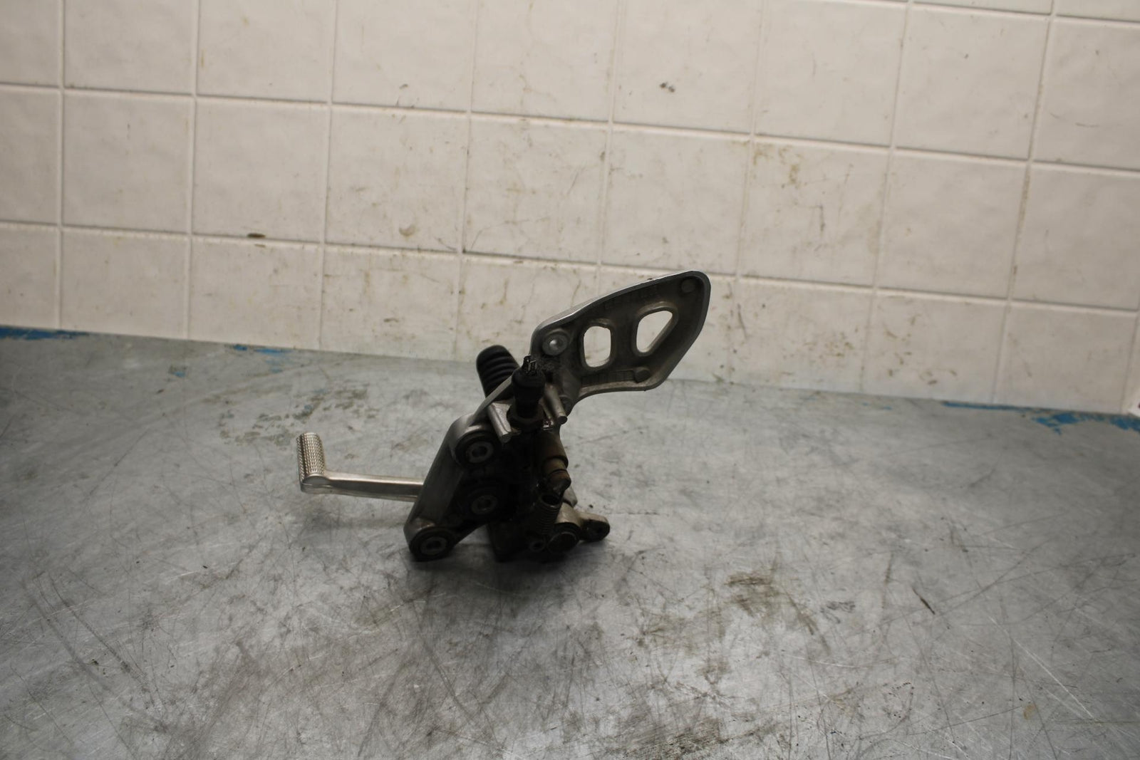 99-07 SUZUKI HAYABUSA GSX1300R RIGHT REARSET REAR SET DRIVER FOOT PEG REST BB426