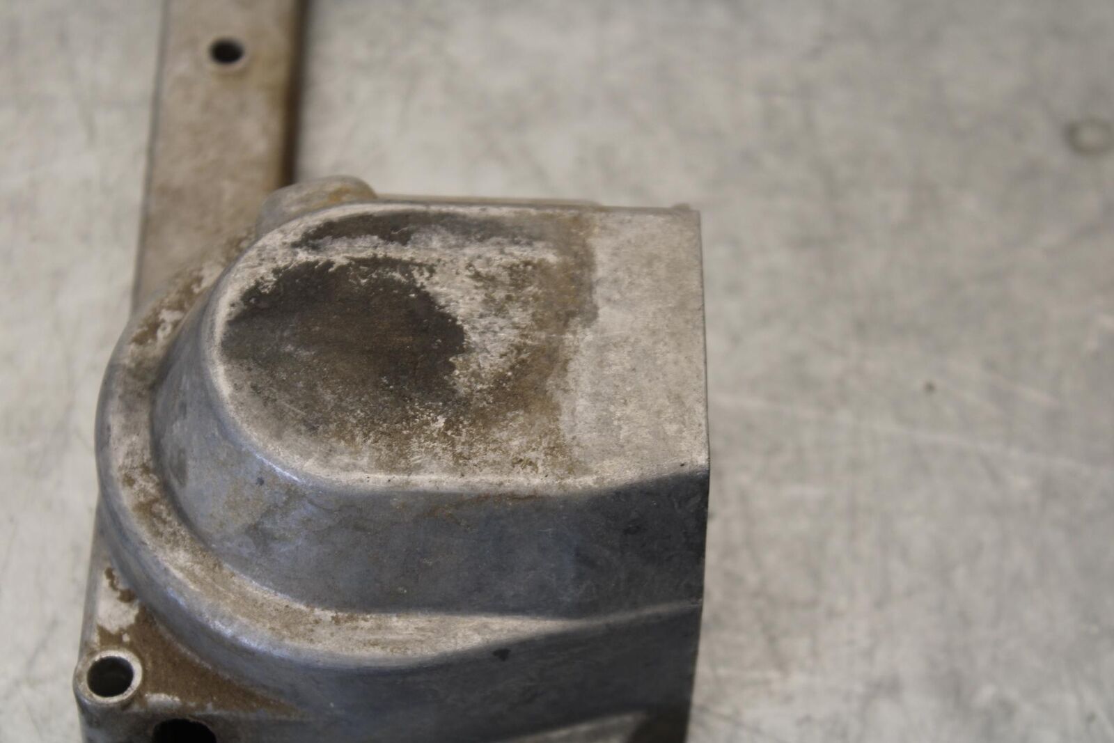 75 SUZUKI GT 550 ENGINE MOTOR OIL PUMP COVER  BB67