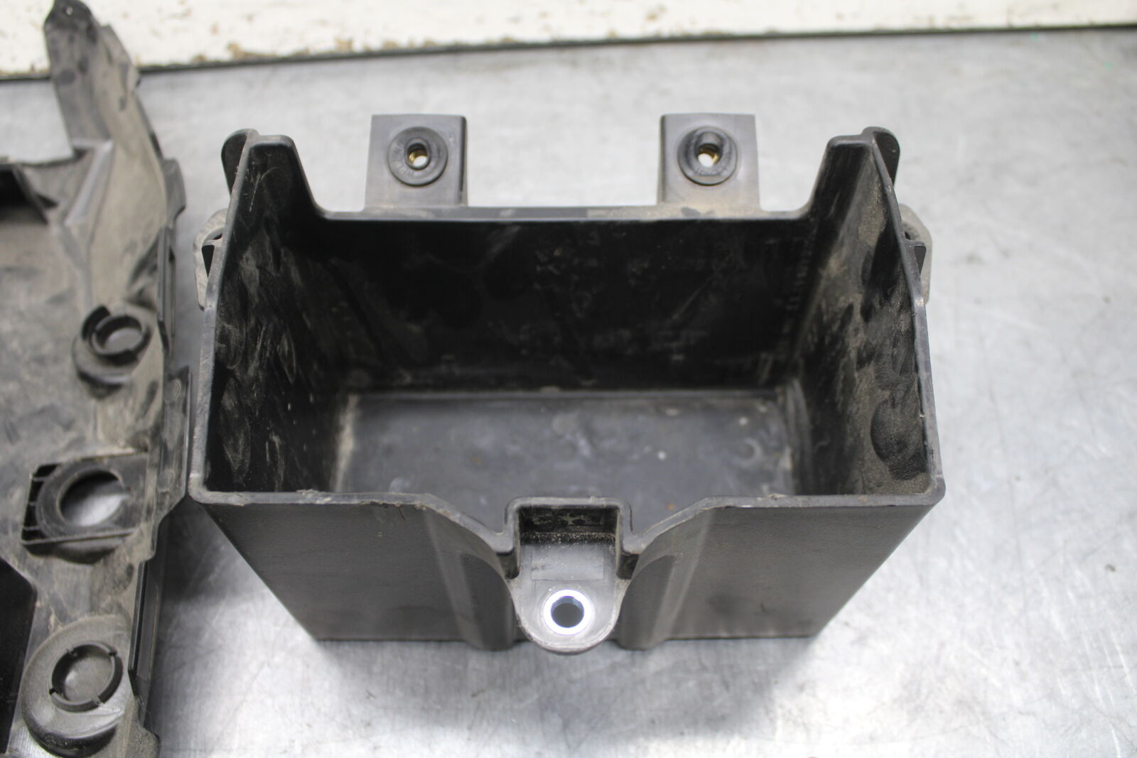 18-24 KAWASAKI NINJA 650 REAR BACK TAIL UNDERTAIL BATTERY TRAY PLASTIC BB725