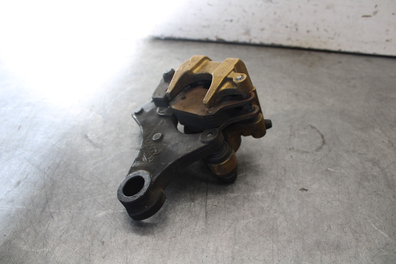07-08 TRIUMPH DAYTONA 675 REAR BACK BRAKE CALIPER W MOUNT BRACKET BB685