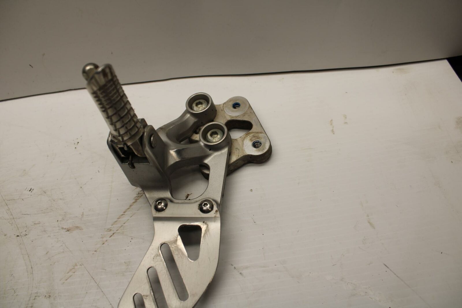 08-09 SUZUKI GSXR600 LEFT REARSET REAR SET DRIVER FOOT PEG REST STOP BB250