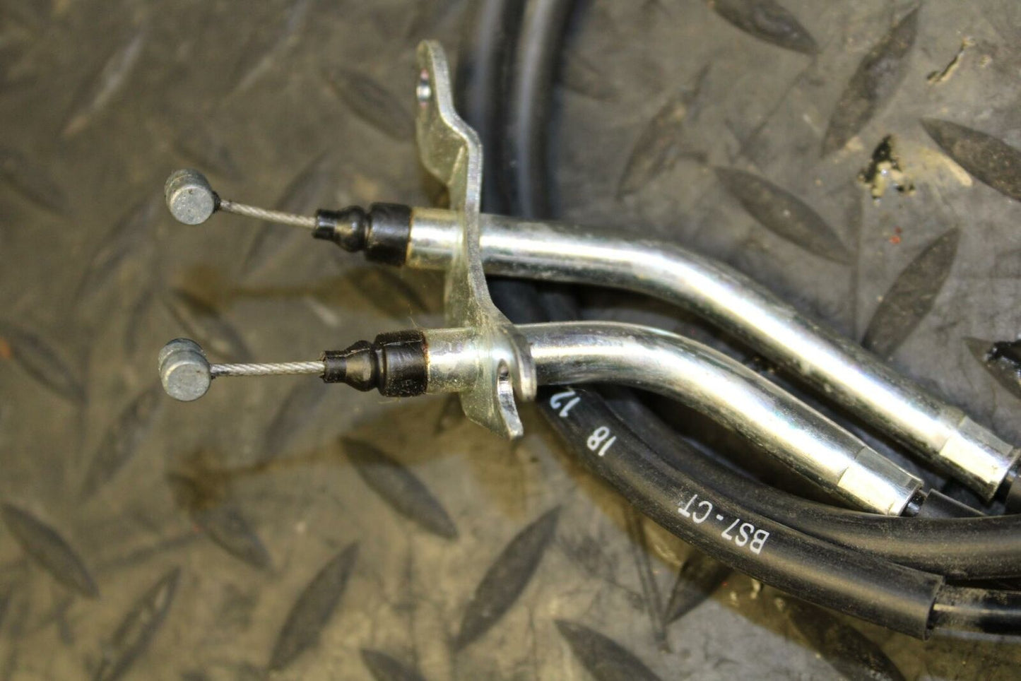 19 YAMAHA YZF R3 THROTTLE CABLES LINES BB177