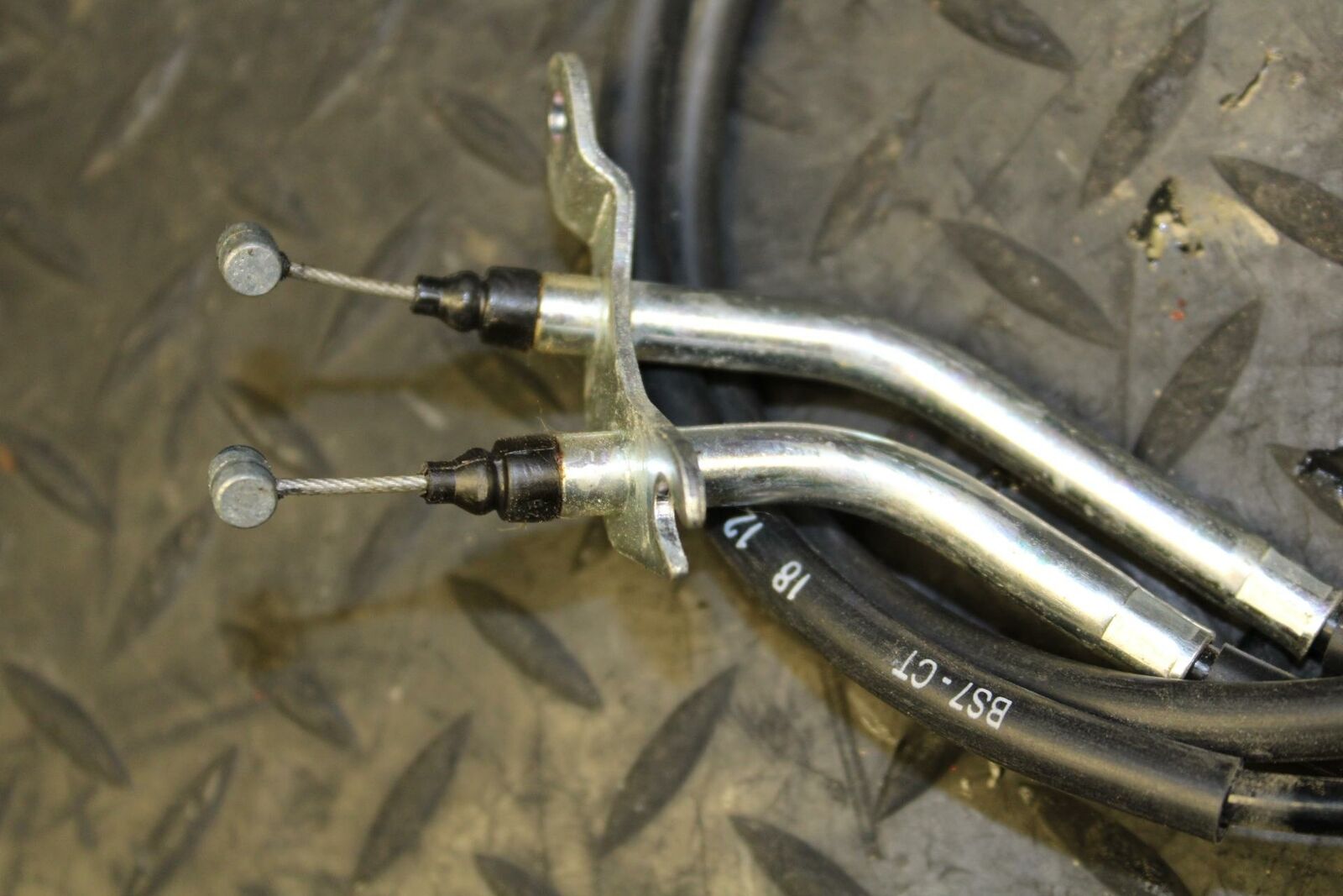 19 YAMAHA YZF R3 THROTTLE CABLES LINES BB177