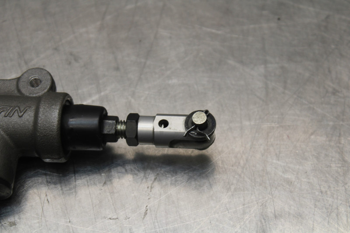 18 YAMAHA YZF R1  REAR BACK BRAKE MASTER CYLINDER W RESERVOIR BB838