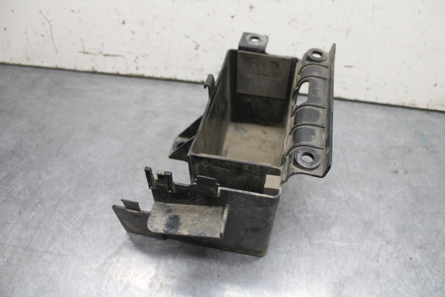 14-15 YAMAHA V STAR 1300 XVS1300CT TOURER BATTERY TRAY BOX HOLDER BB722