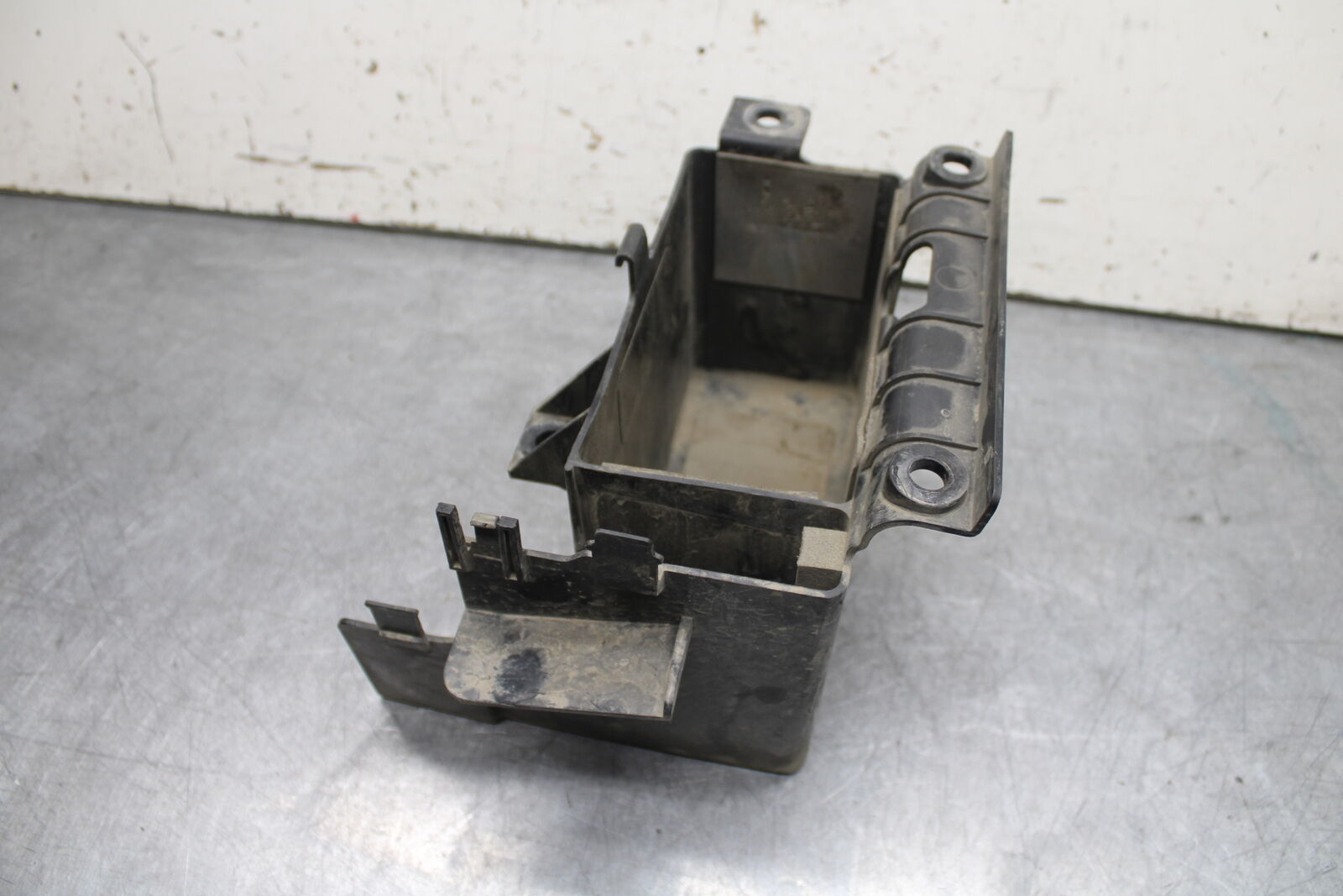 14-15 YAMAHA V STAR 1300 XVS1300CT TOURER BATTERY TRAY BOX HOLDER BB722