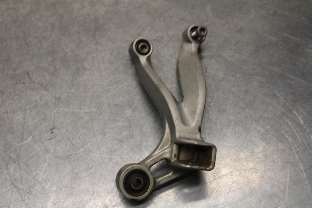 01 SUZUKI GSXR1000 RIGHT REAR BACK PASSENGER PEG BRACKET BB100