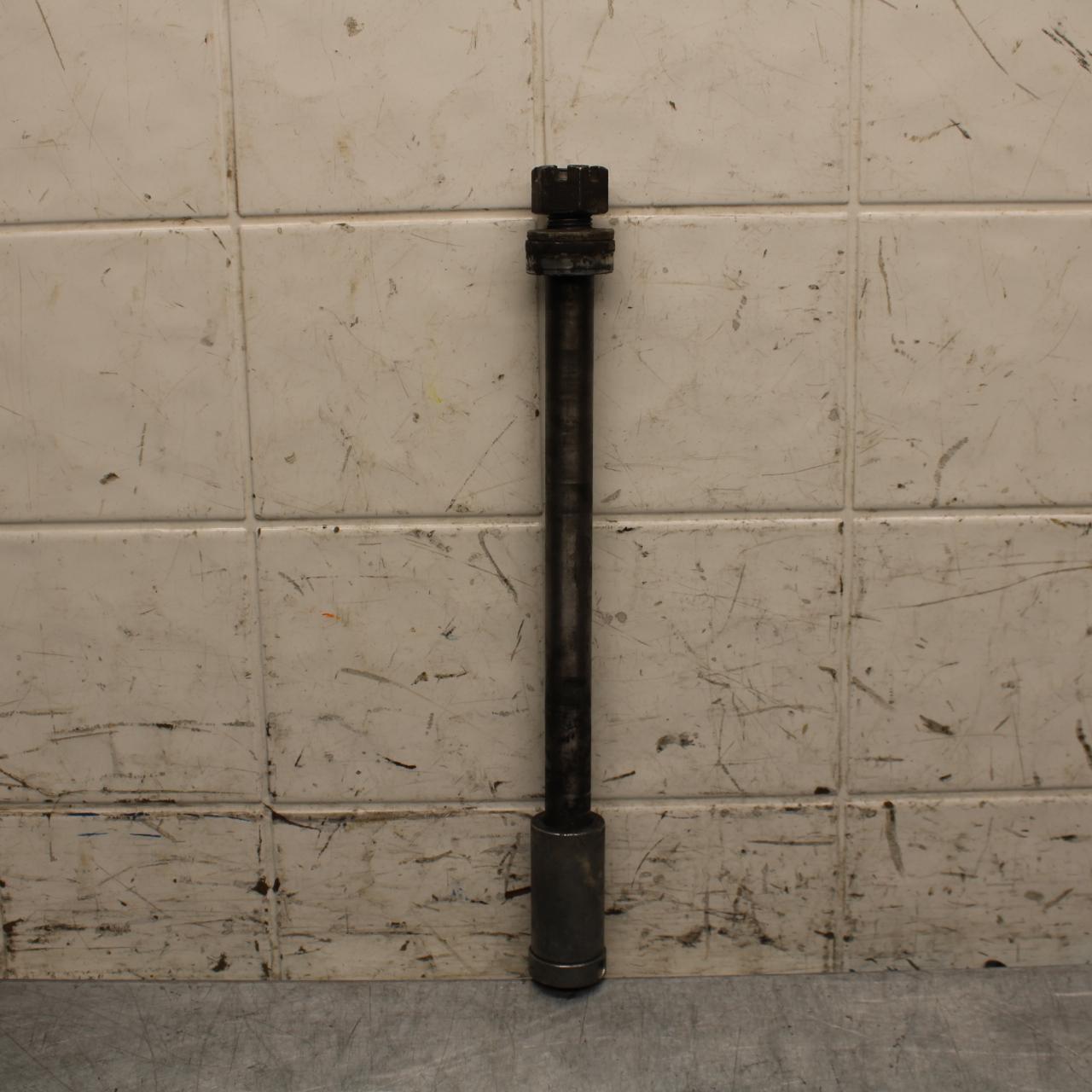75 SUZUKI GT 550 REAR AXLE BACK WHEEL RIM PIVOT BOLT AXEL BB67