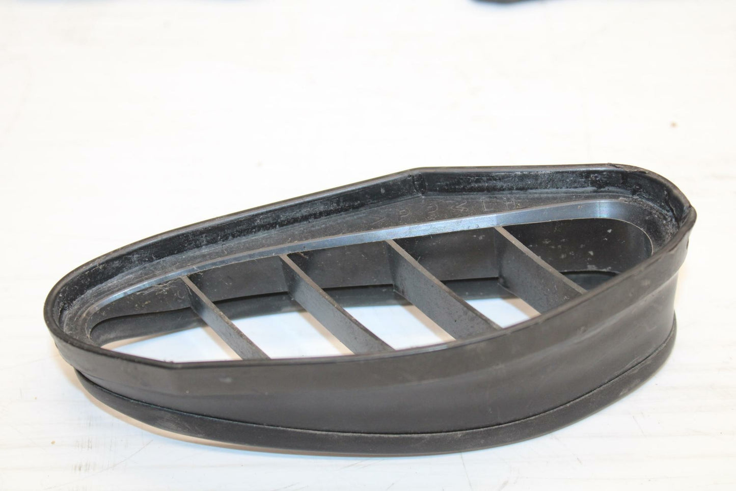 06 YAMAHA YZF R1 LEFT AIR INTAKE GRILL GROMMET RUBBERS BB282 