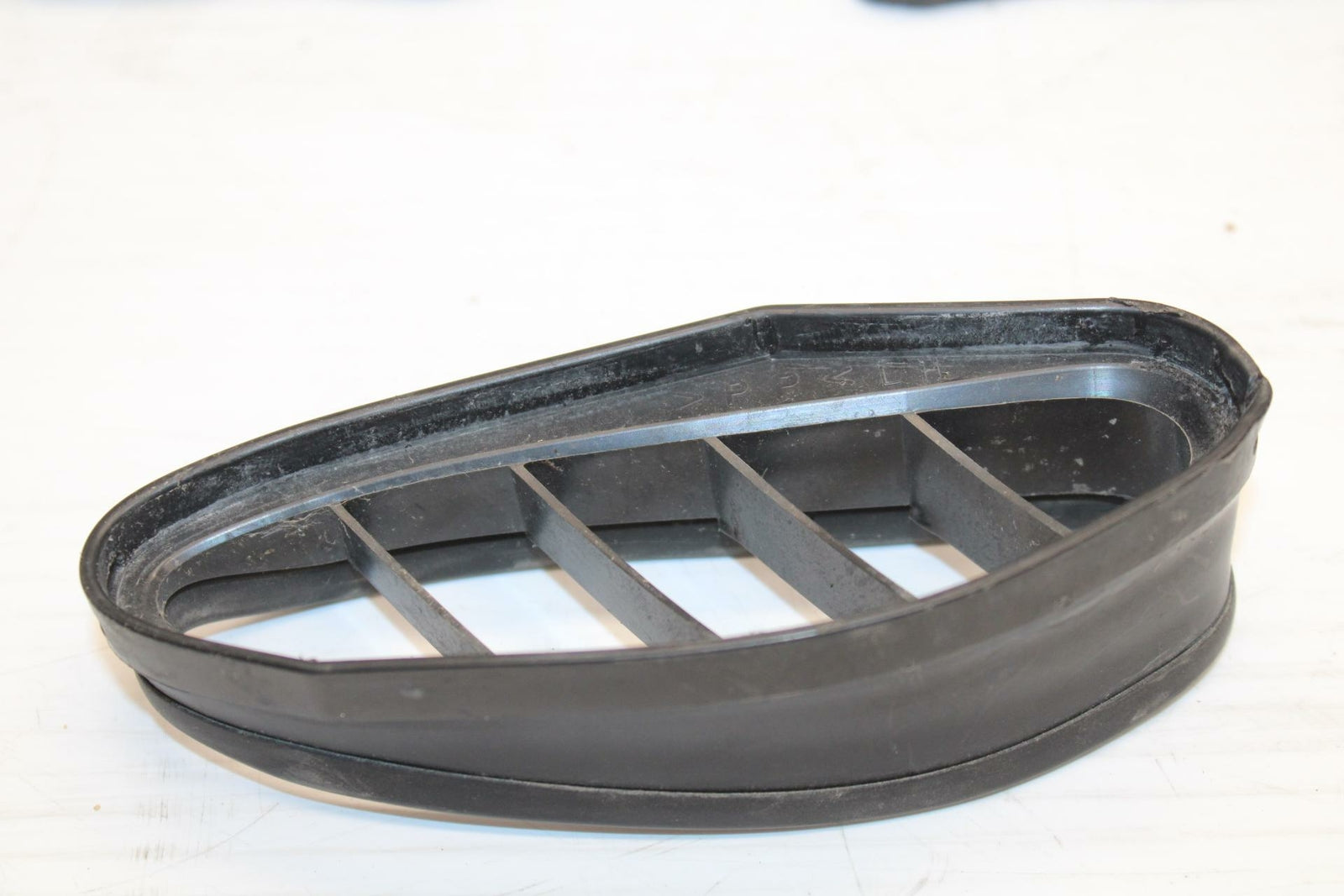 06 YAMAHA YZF R1 LEFT AIR INTAKE GRILL GROMMET RUBBERS BB282 