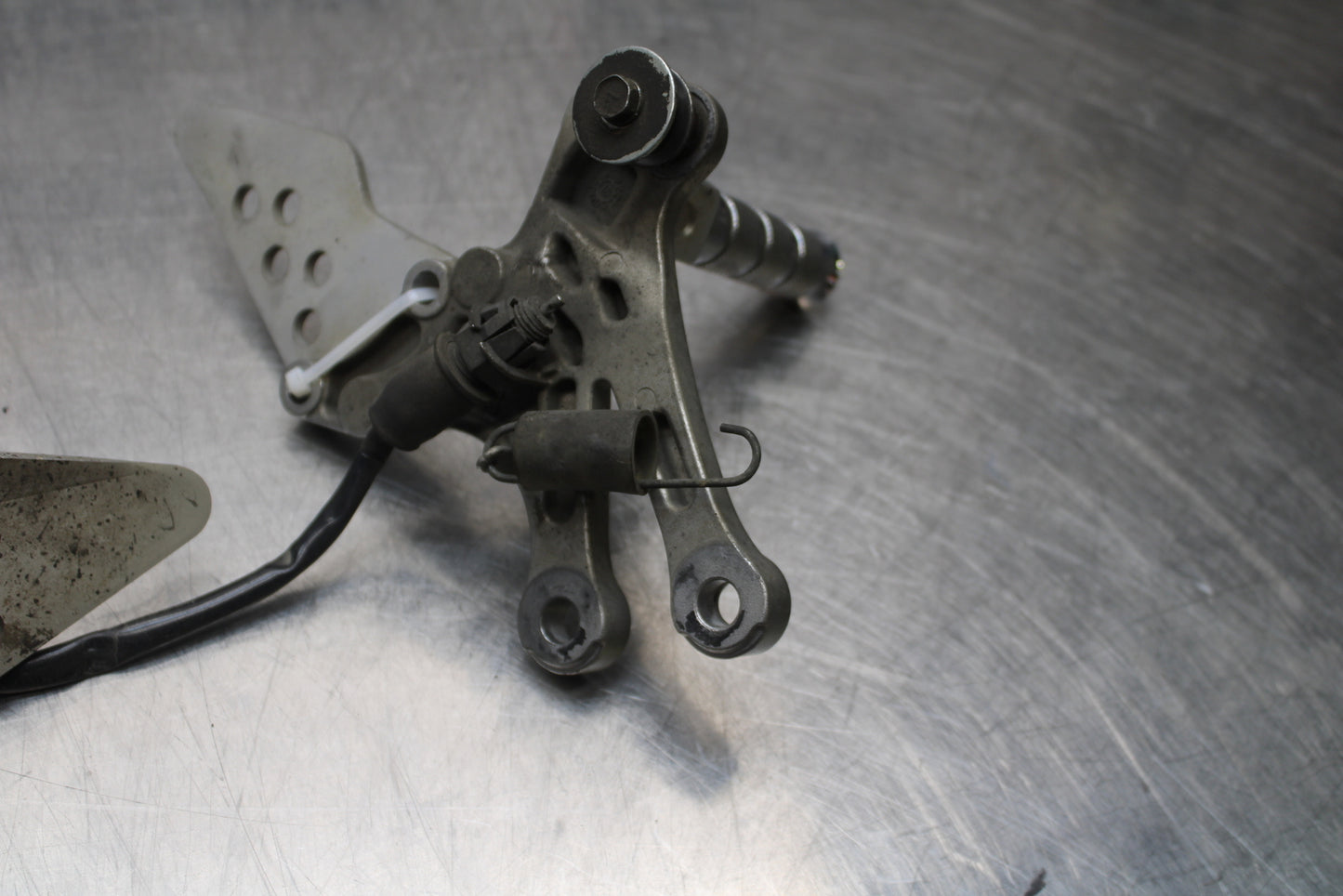 04-05 KAWASAKI NINJA ZX10R RIGHT LEFT REARSETS REAR SET DRIVER FOOT PEGS  BB163