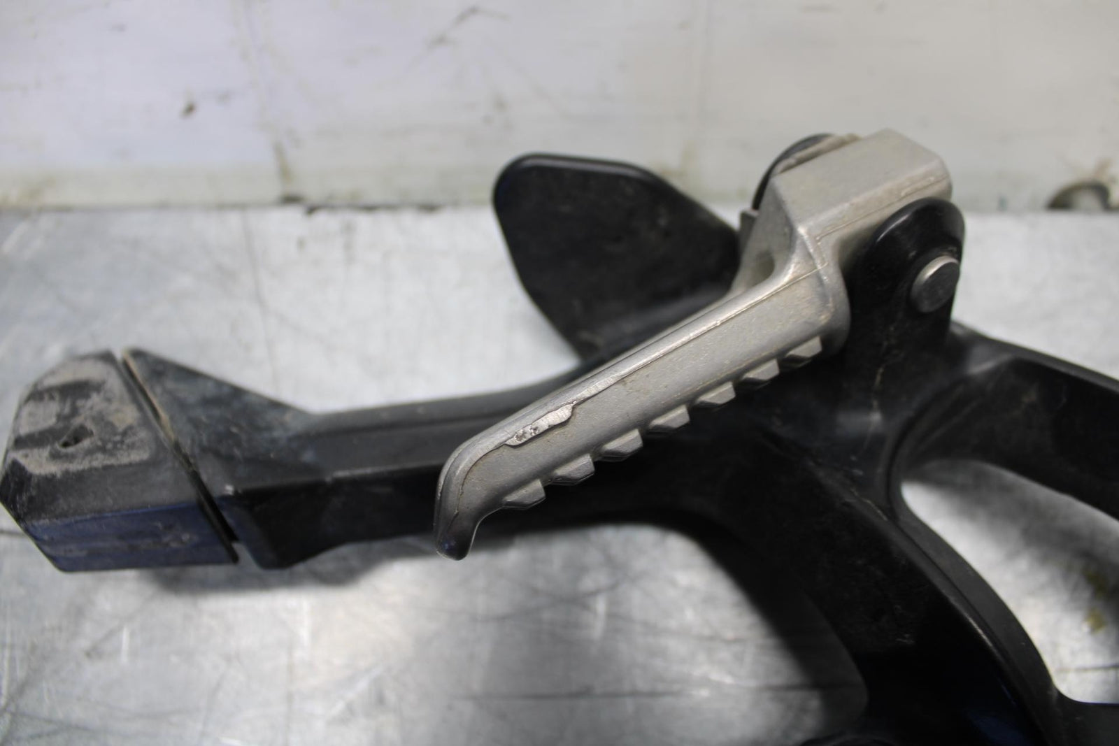 07-08 KAWASAKI CONCOURS 1400 ABS REAR BACK PASSENGER PEG SET PAIR BB449