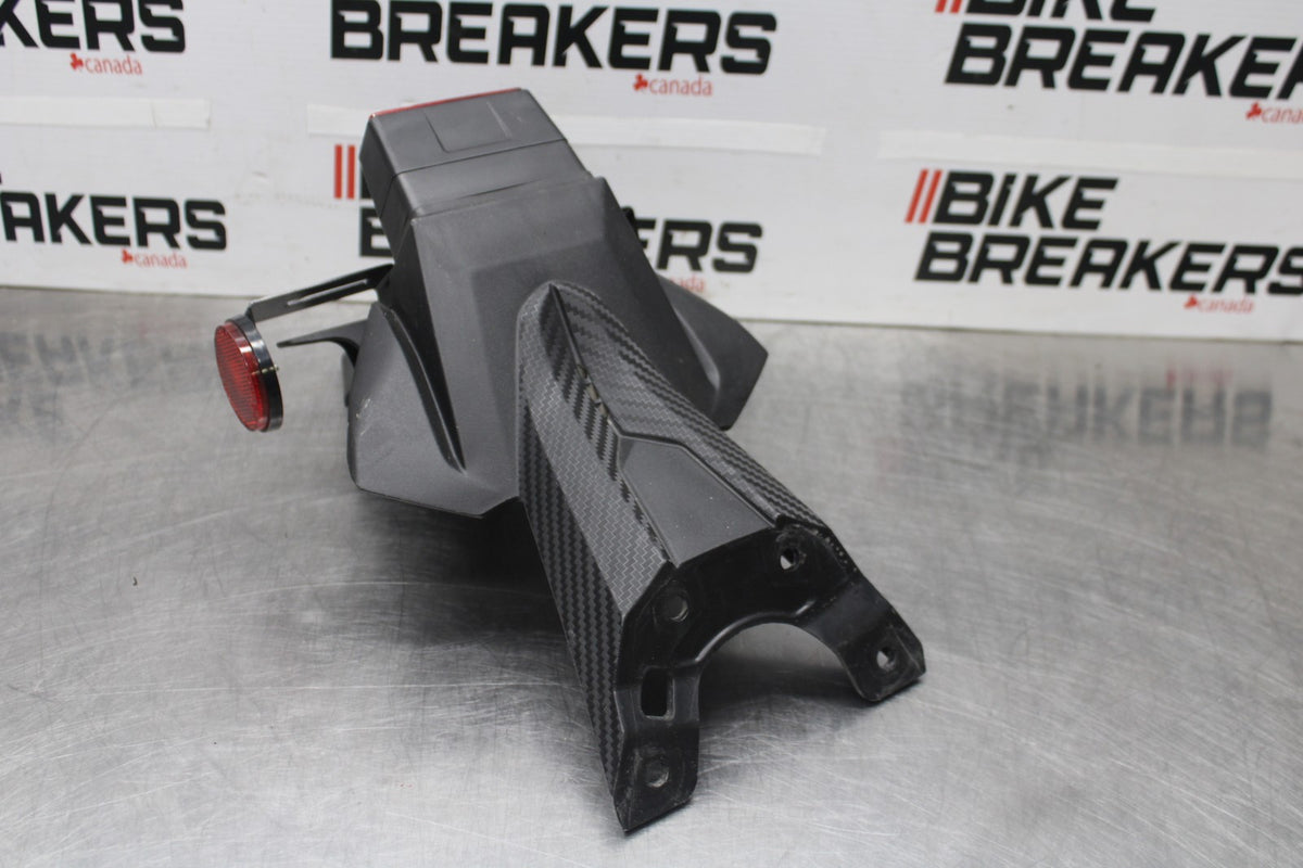 11-24 SUZUKI GSXR750 REAR BACK FENDER MUD GUARD BB630