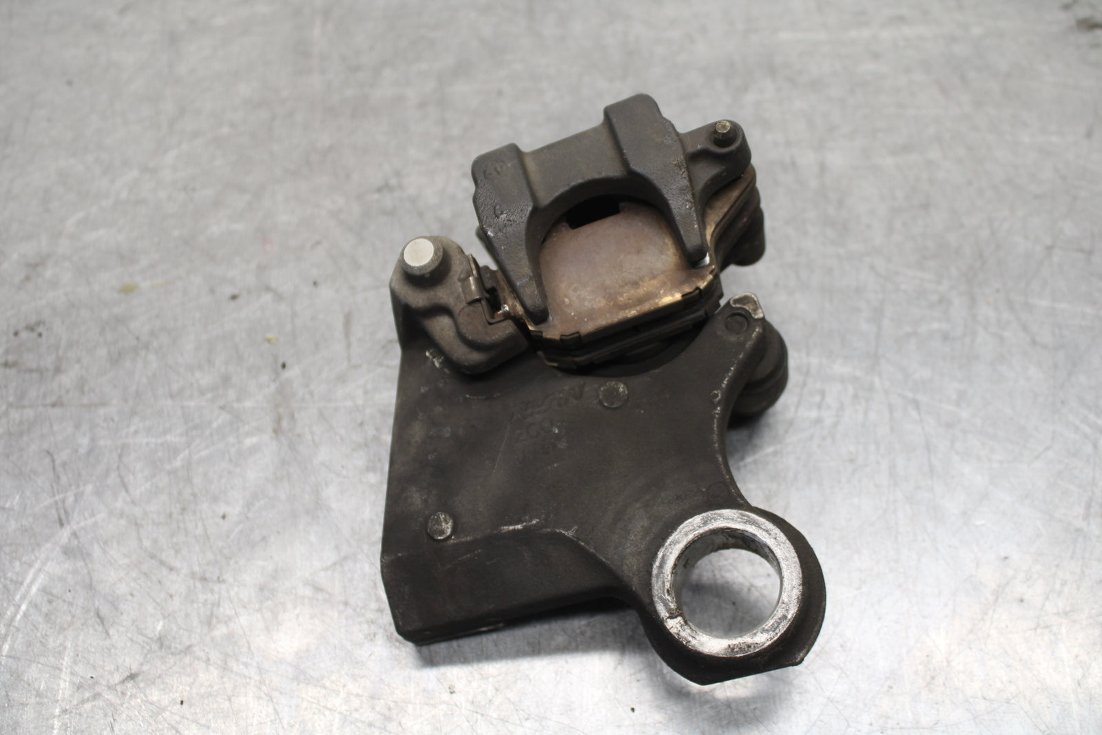 06 YAMAHA YZF R6 REAR BACK BRAKE CALIPER W MOUNT BRACKET BB716