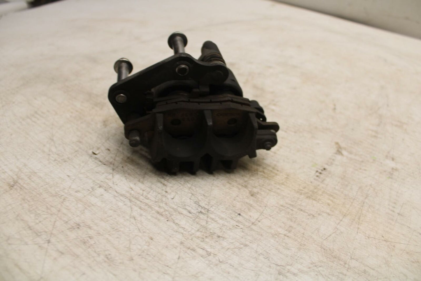 06-21 KAWASAKI VULCAN 900 LEFT FRONT BRAKE CALIPER BB363