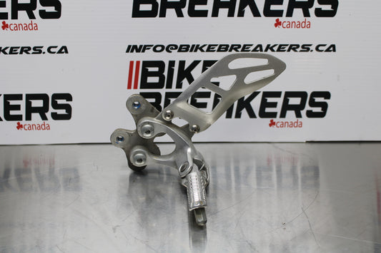 11 SUZUKI GSXR1000 LEFT REARSET REAR SET DRIVER FOOT PEG REST STOP BB142