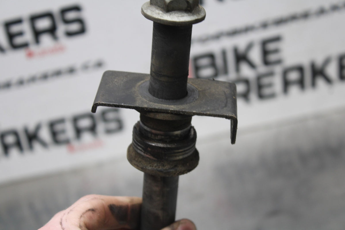 06 KAWASAKI Z750 REAR AXLE BACK WHEEL RIM PIVOT BOLT AXEL BB837