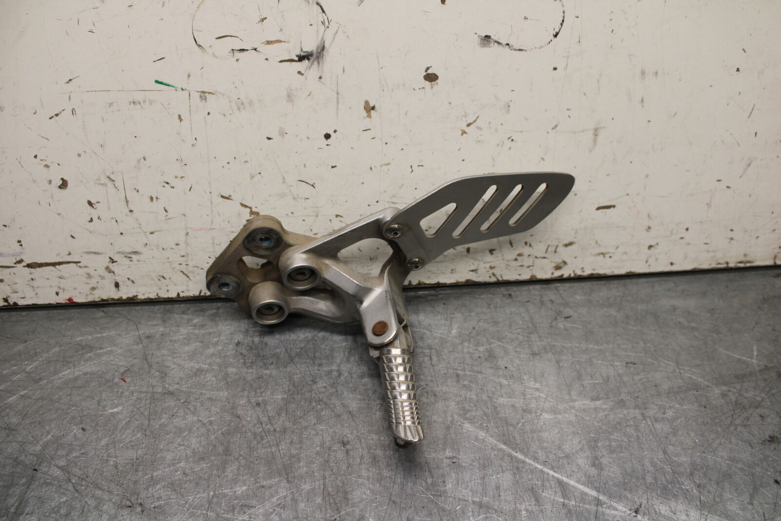 08-10 SUZUKI GSXR 600 LEFT REARSET REAR SET DRIVER FOOT PEG REST STOP  BB721