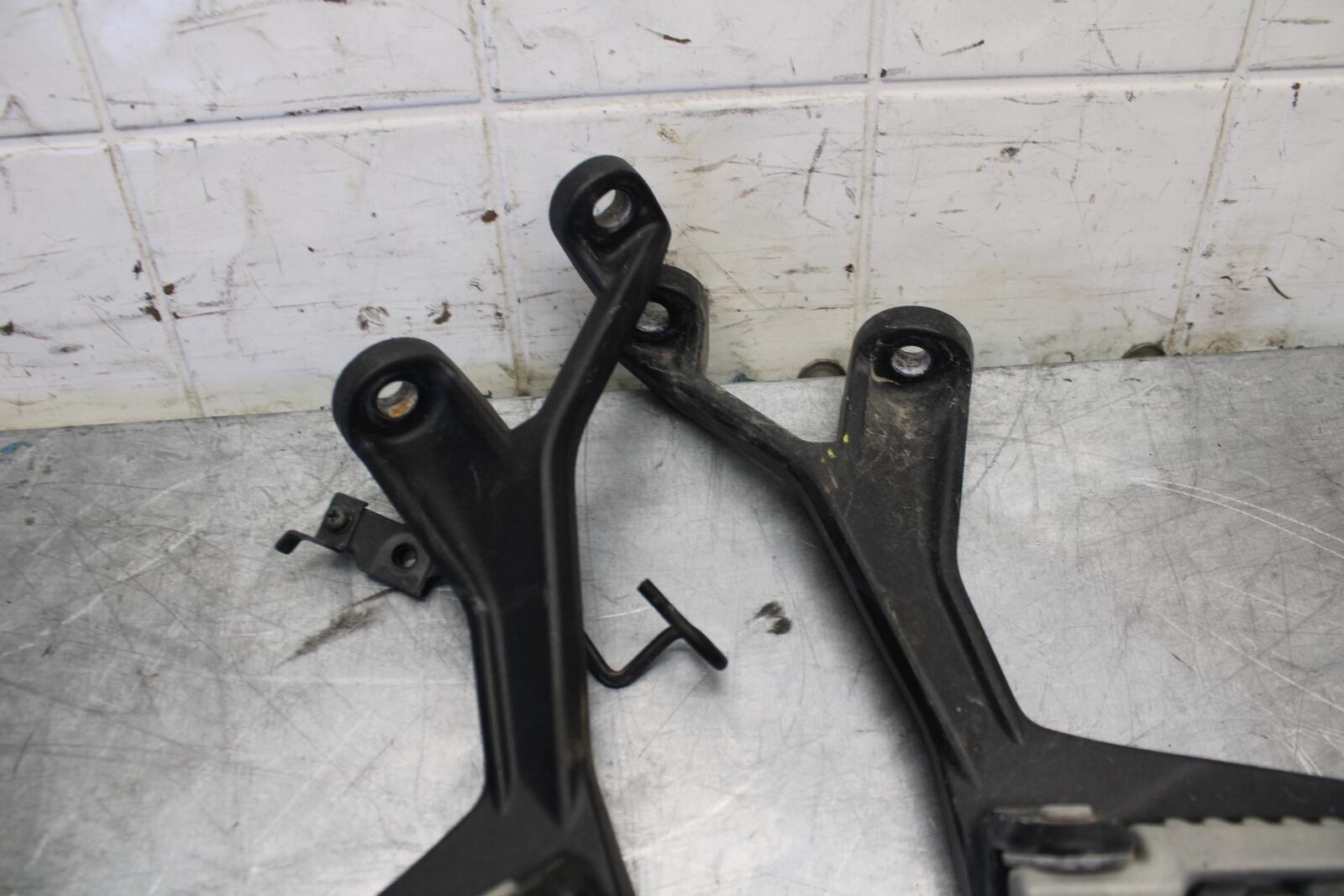 18 KAWASAKI Z 400 REAR BACK PASSENGER PEG SET PAIR BB469