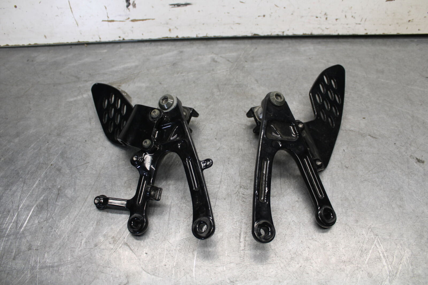 04-06 YAMAHA YZF R1 BLACK POWDER COATED LEFT RIGHT REARSET REAR SET BB659 