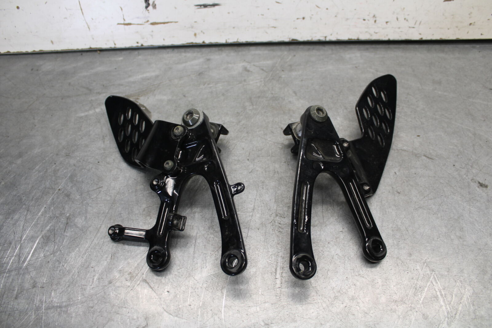 04-06 YAMAHA YZF R1 BLACK POWDER COATED LEFT RIGHT REARSET REAR SET BB659 