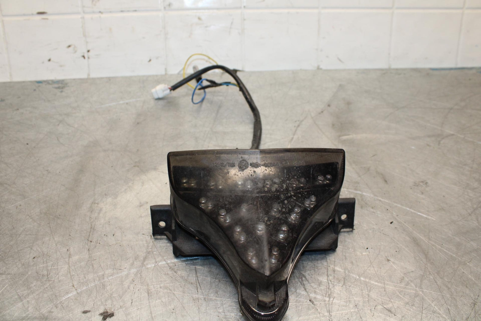 09-14 YAMAHA YZF R1 REAR TAIL TAILLIGHT BACK BRAKE LIGHT BB448