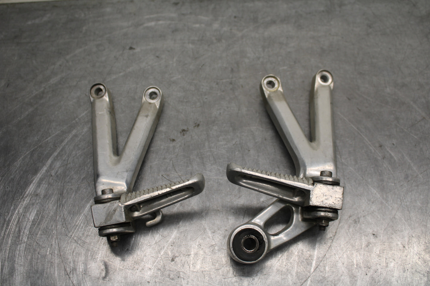 08-16 YAMAHA YZF R6 REAR BACK PASSENGER PEG SET PAIR BB131