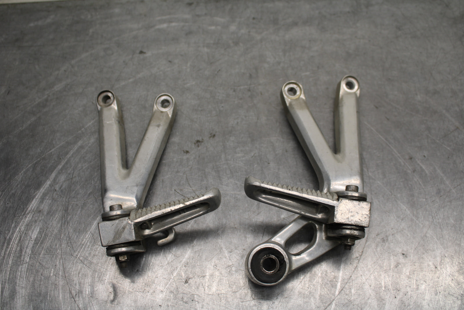 08-16 YAMAHA YZF R6 REAR BACK PASSENGER PEG SET PAIR BB131