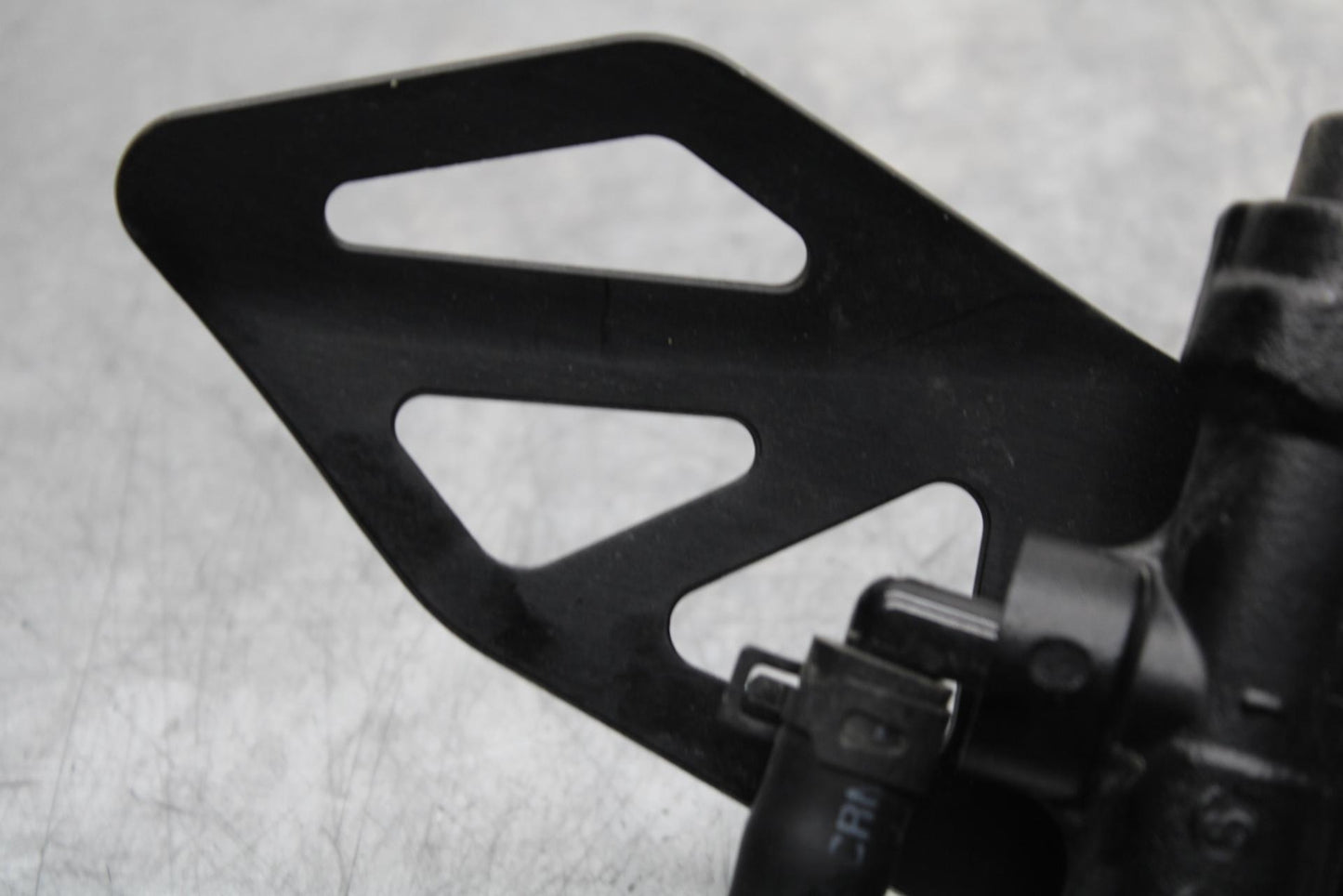 20 SUZUKI GSXR 1000 RIGHT REARSET REAR SET DRIVER FOOT PEG REST STOP BB597