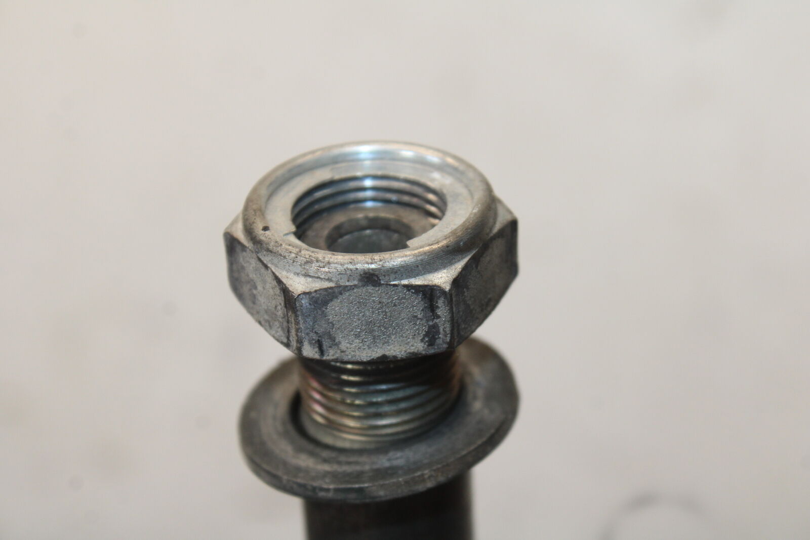 05-09 SUZUKI BOULEVARD C90 REAR AXLE BACK WHEEL RIM PIVOT BOLT AXEL BB692