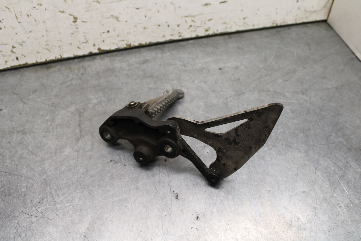 19-22 KAWASAKI Z400 LEFT REARSET REAR SET DRIVER FOOT PEG REST STOP BB738