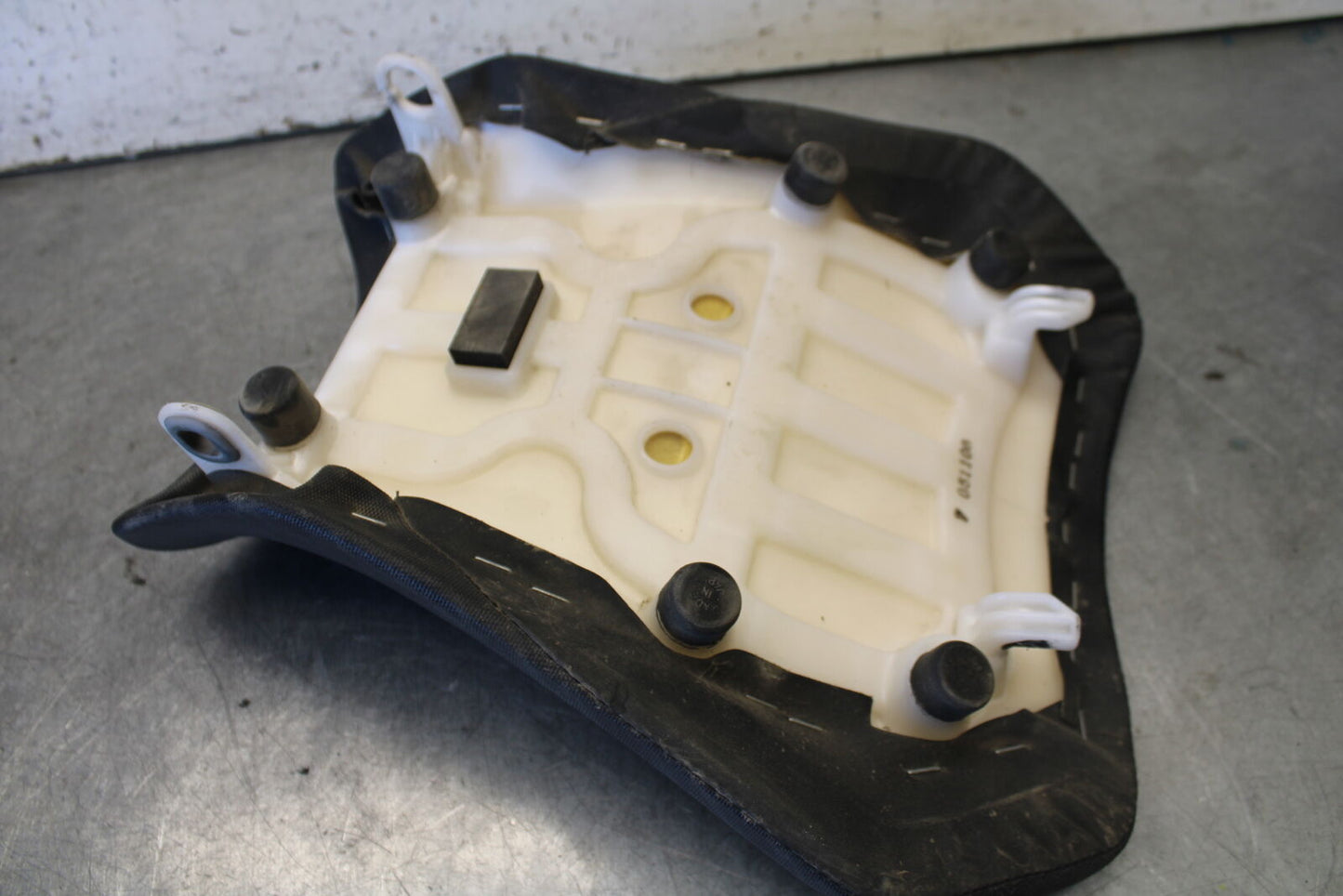 11-24 SUZUKI GSXR750 FRONT DRIVERS SEAT PAD SADDLE PILLION BB687