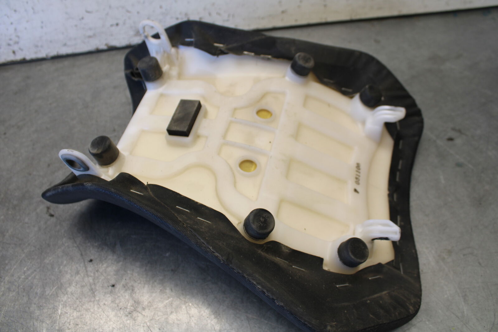 11-24 SUZUKI GSXR750 FRONT DRIVERS SEAT PAD SADDLE PILLION BB687