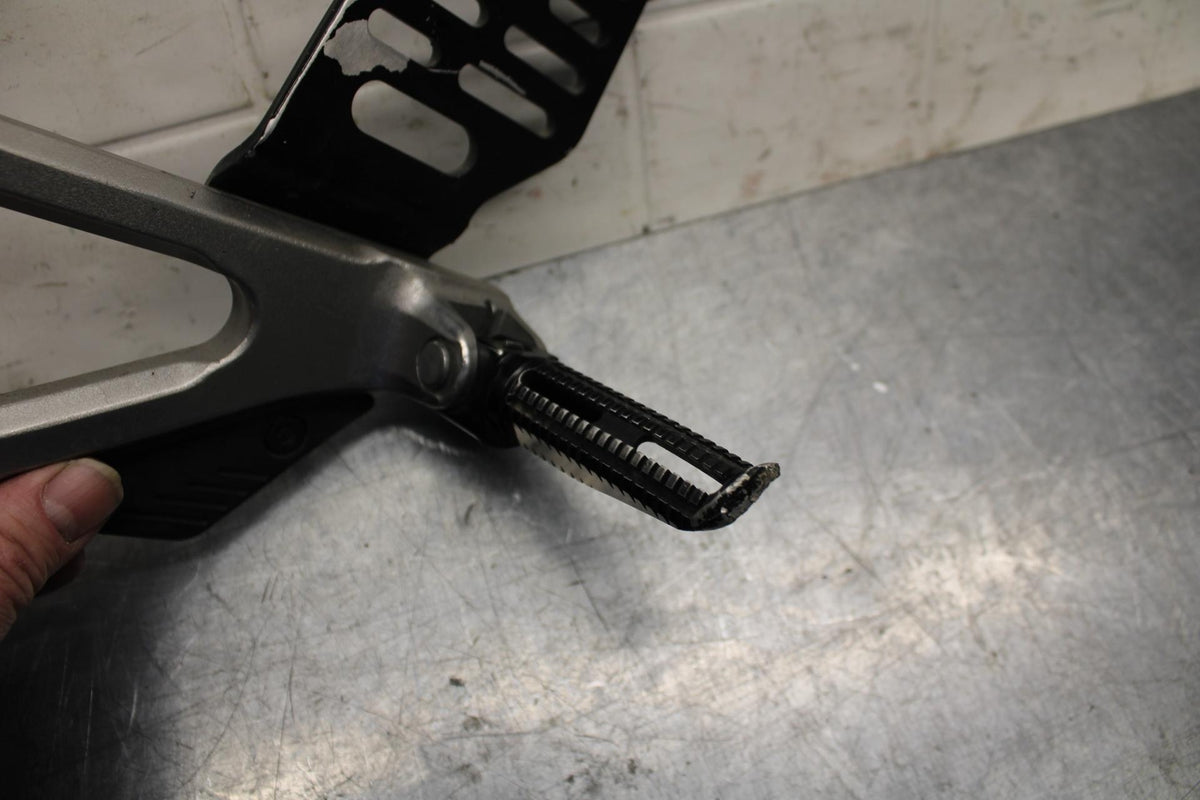 07 YAMAHA YZF R6 2c0 LEFT REARSET REAR SET DRIVER FOOT PEG BRACKET MOUNT