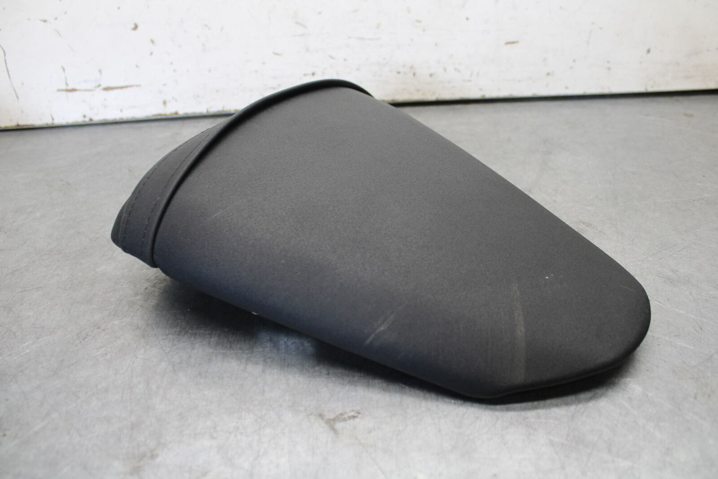 21 KAWASAKI NINJA ZX6R REAR BACK PASSENGER TANDEM SEAT PAD SADDLE PILLION BB647