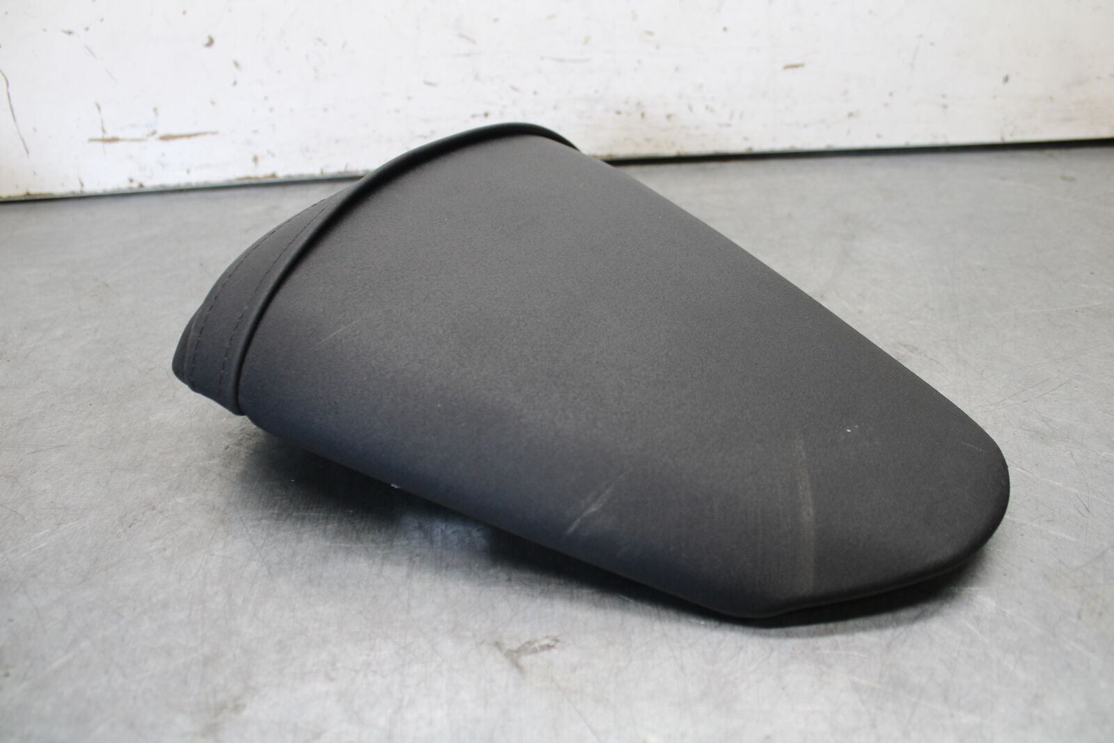 21 KAWASAKI NINJA ZX6R REAR BACK PASSENGER TANDEM SEAT PAD SADDLE PILLION BB647