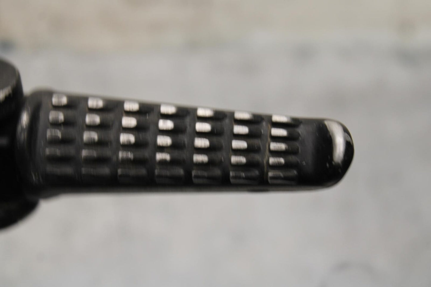 2000 Kawasaki Ninja ZX12R ZX1200A RIGHT REAR BACK PASSENGER PEG 34028-1481 BB565