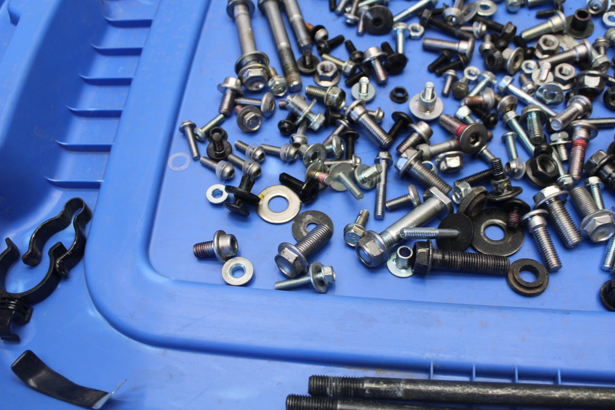 25 KAWASAKI Z900 MOUNTING BOLTS HARDWARE SCREWS BB928