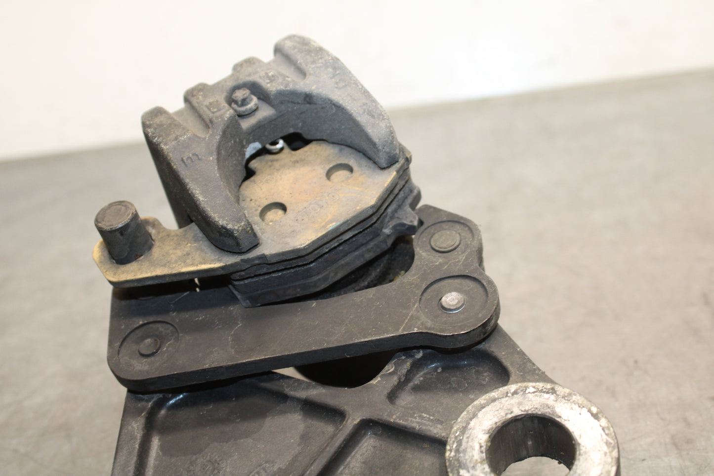 07-09 KAWASAKI VERSYS 650 REAR BACK BRAKE CALIPER W MOUNT BRACKET BB125