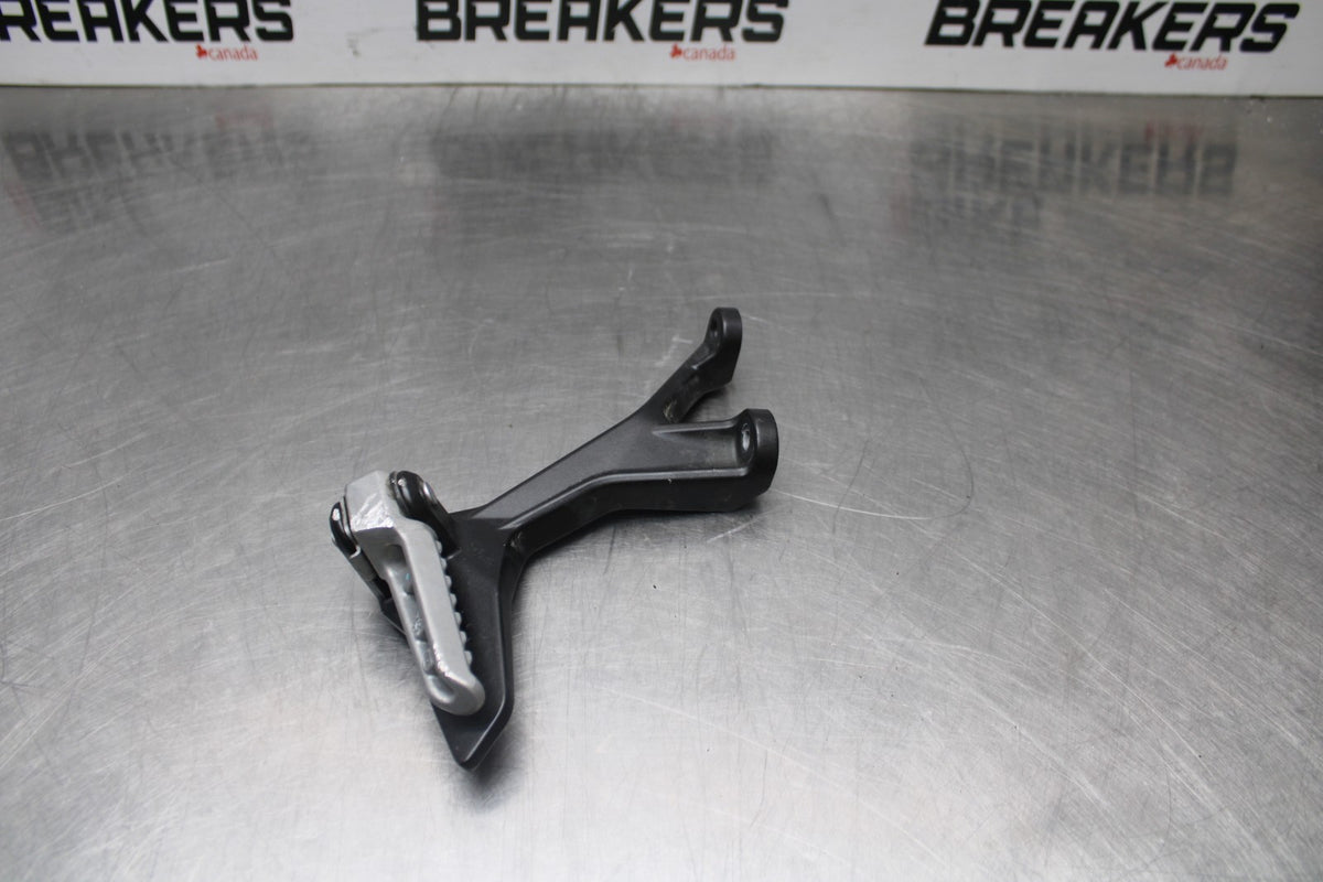 18-26 KAWASAKI Z400 LEFT RIGHT REAR PILLION PEG BRACKETS MOUNTS BB852