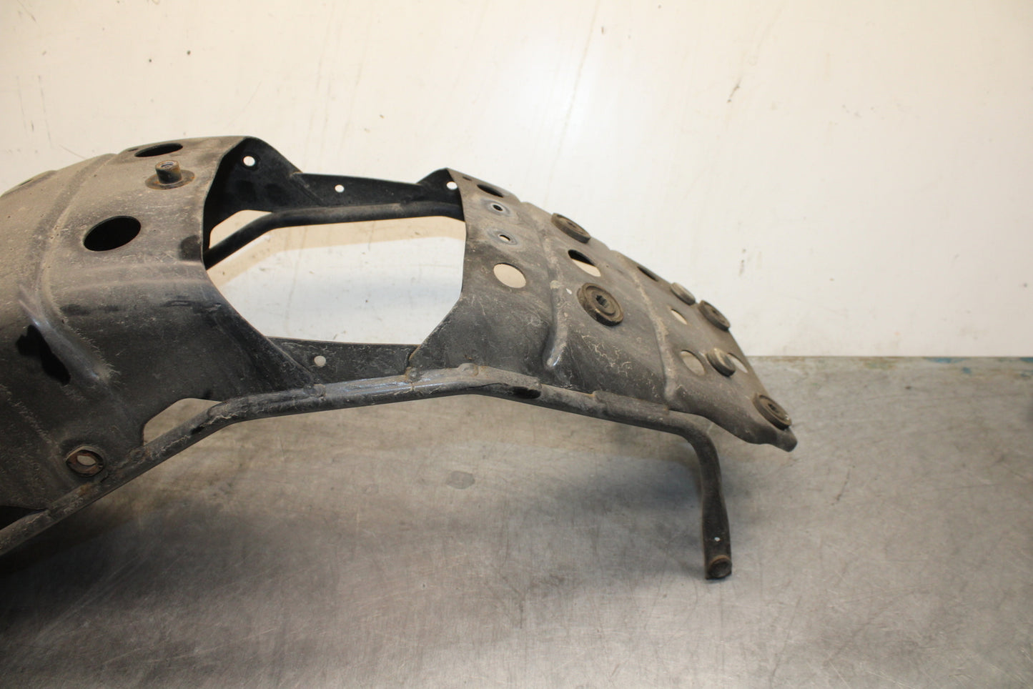 04 SUZUKI INTRUDER 800 REAR BACK FENDER SUPPORT FRAME SUBFRAME BB758
