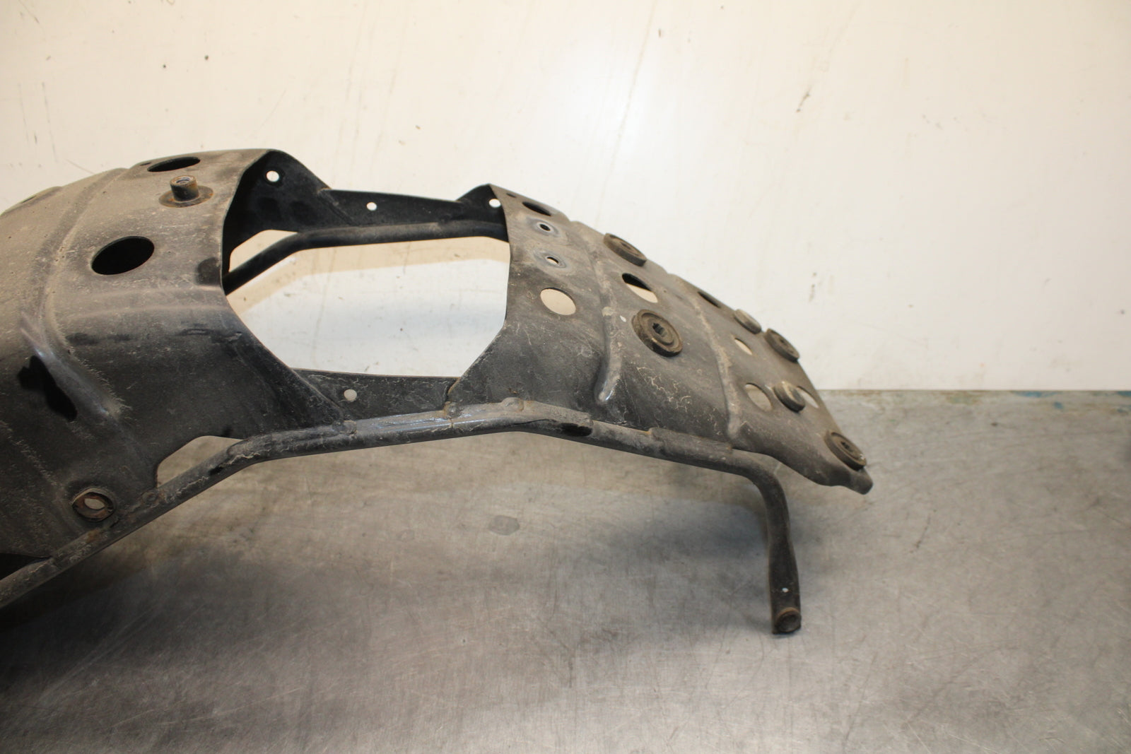 04 SUZUKI INTRUDER 800 REAR BACK FENDER SUPPORT FRAME SUBFRAME BB758
