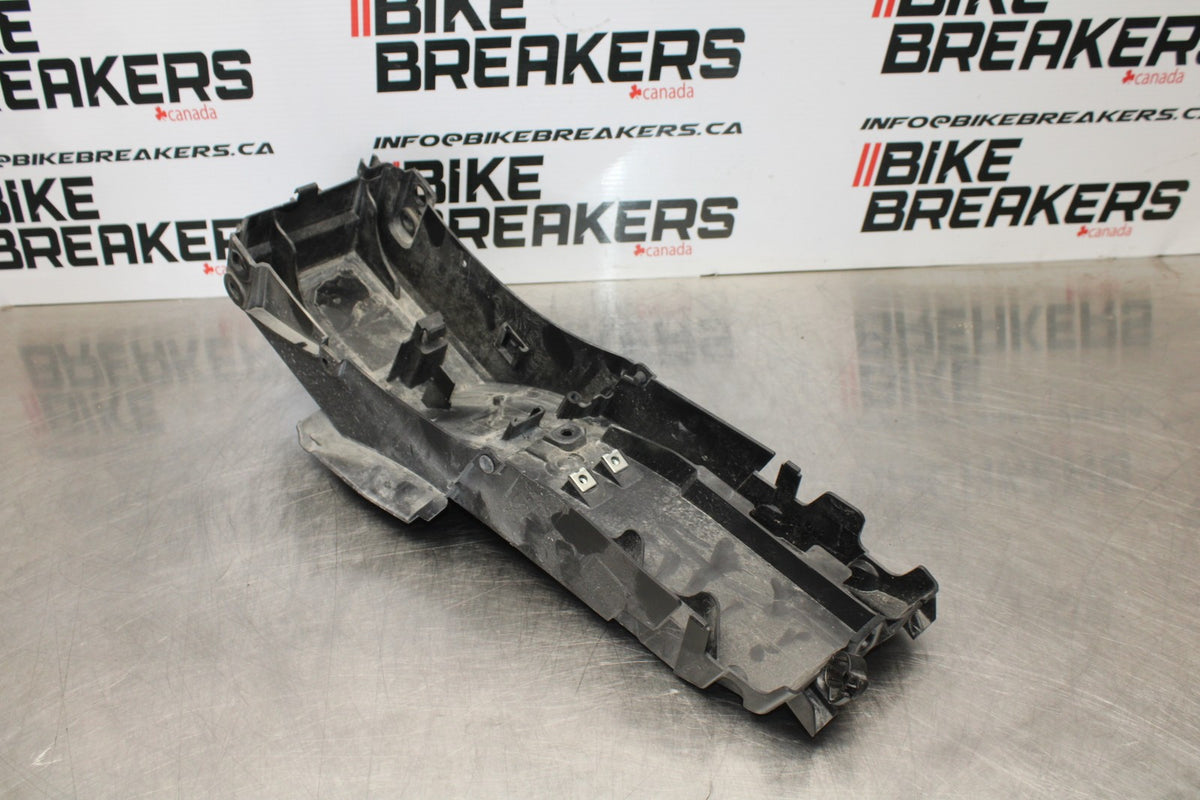 22-25 YAMAHA YZF R7 REAR BACK TAIL UNDERTAIL BATTERY TRAY PLASTIC BB182