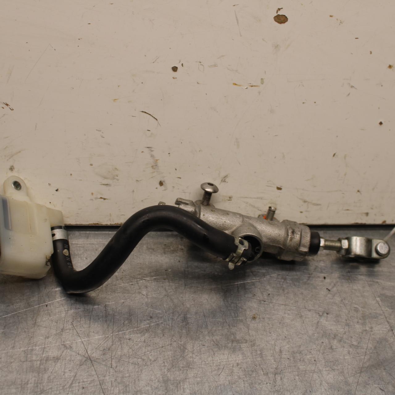 06-07 SUZUKI GSXR 600 REAR BACK BRAKE MASTER CYLINDER W RESERVOIR BB104