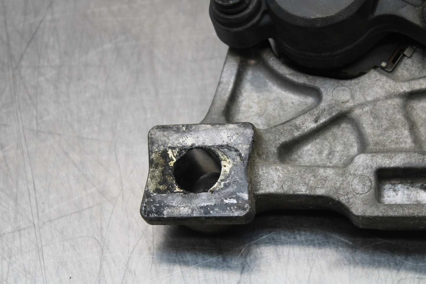 03 SUZUKI SV650S REAR BACK BRAKE CALIPER W MOUNT BRACKET BB167