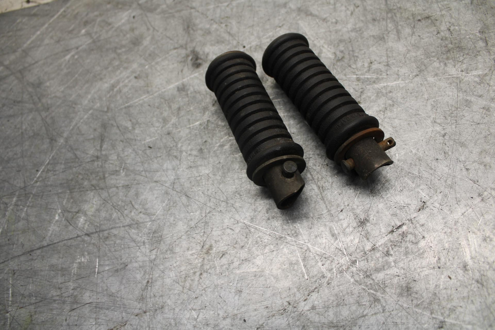 1982 Suzuki GS450L REAR PASSENGER FOOT STEP PEG BB52