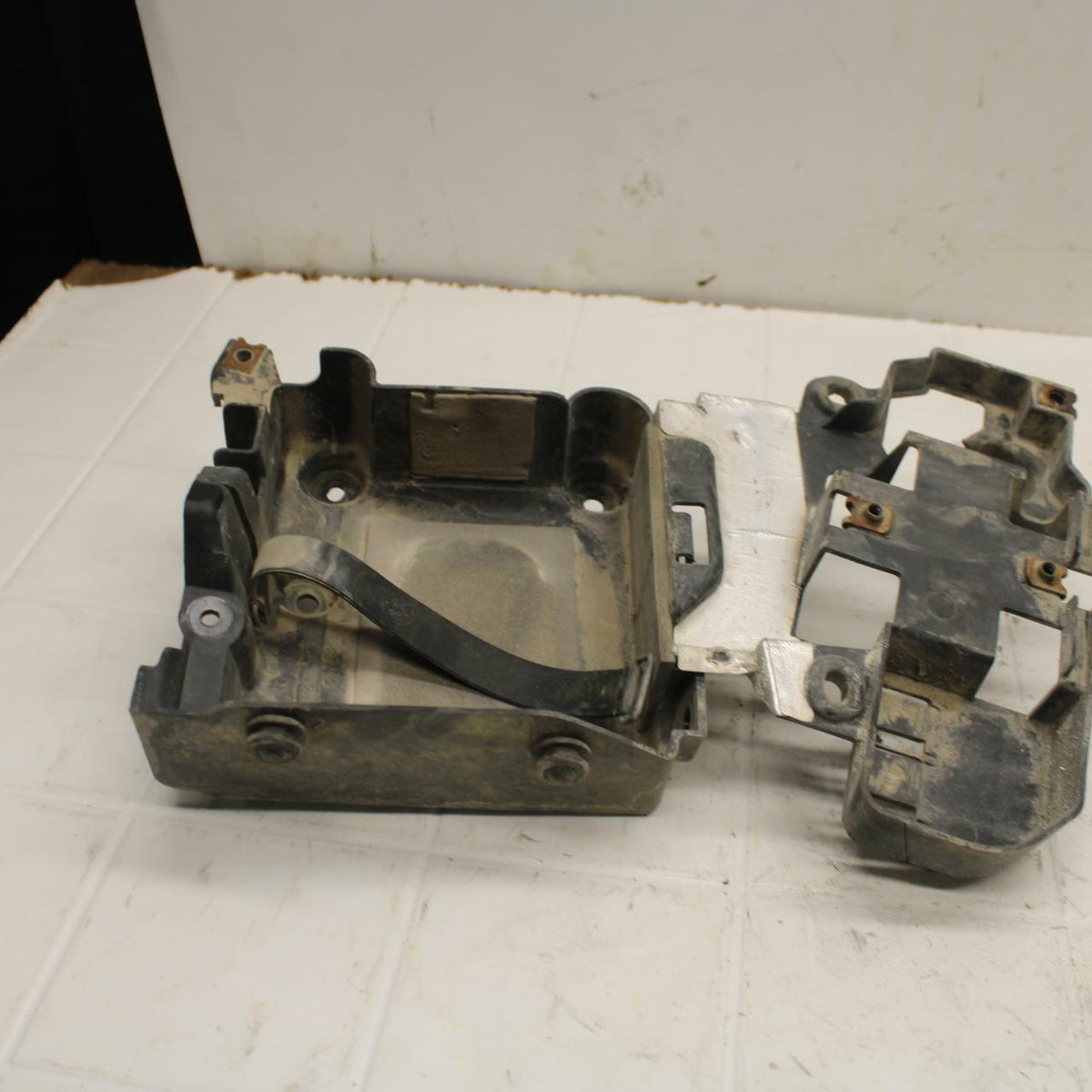 07-08 YAMAHA V STAR 1100 BATTERY TRAY BOX HOLDER BB404