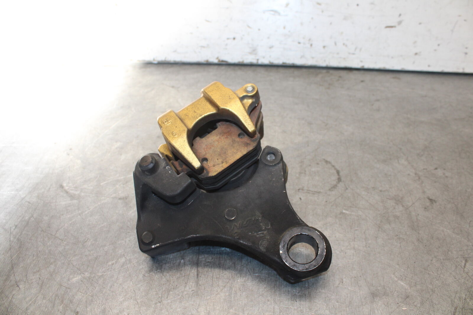 07-08 TRIUMPH DAYTONA 675 REAR BACK BRAKE CALIPER W MOUNT BRACKET BB685
