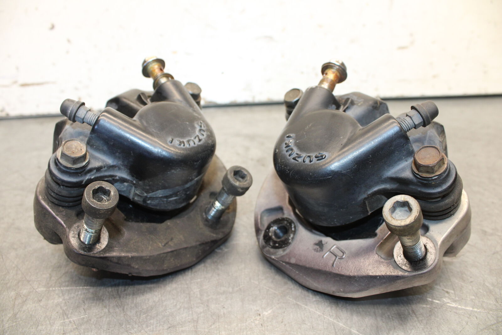 85-86 SUZUKI MADURA 1200 RIGHT LEFT FRONT BRAKE CALIPER SET PAIR CALIPERS  BB691